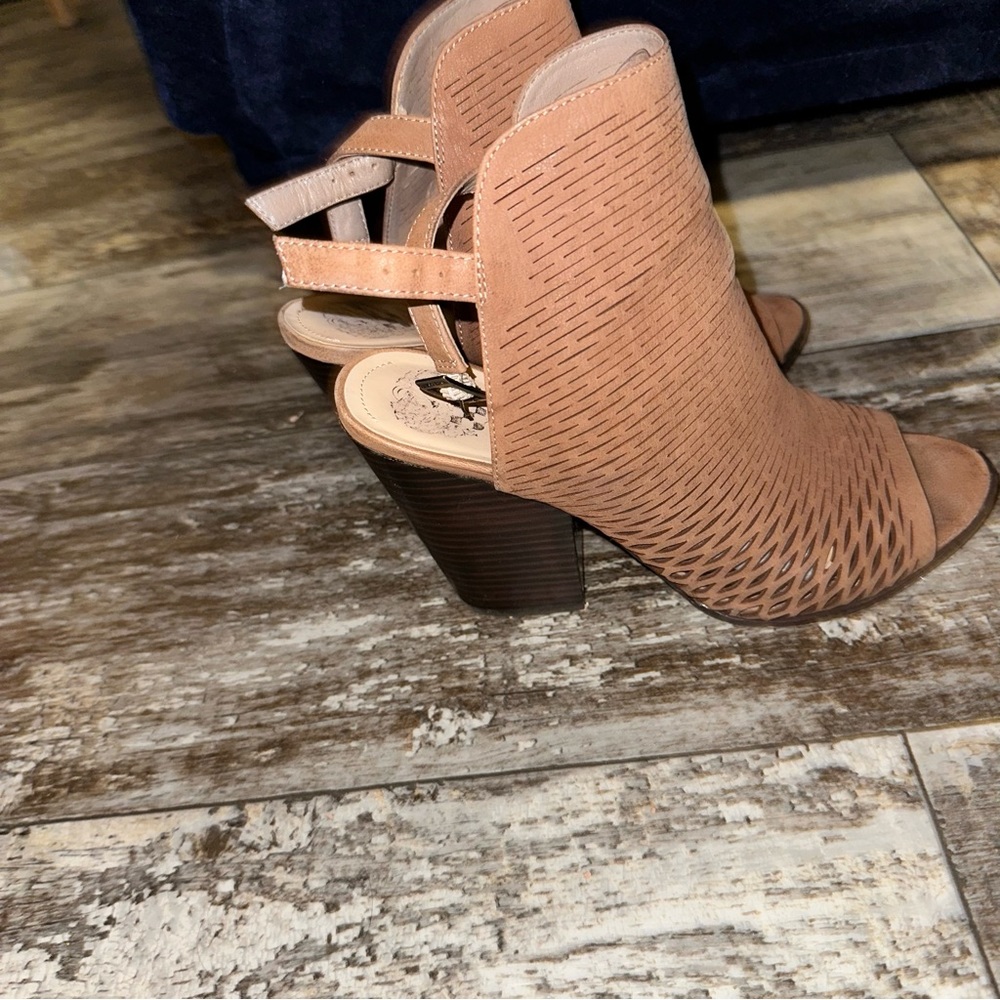 Vince Camuto Perforated Open Toe Block Heel Sandals Women’s Size 9 Nude  Leather